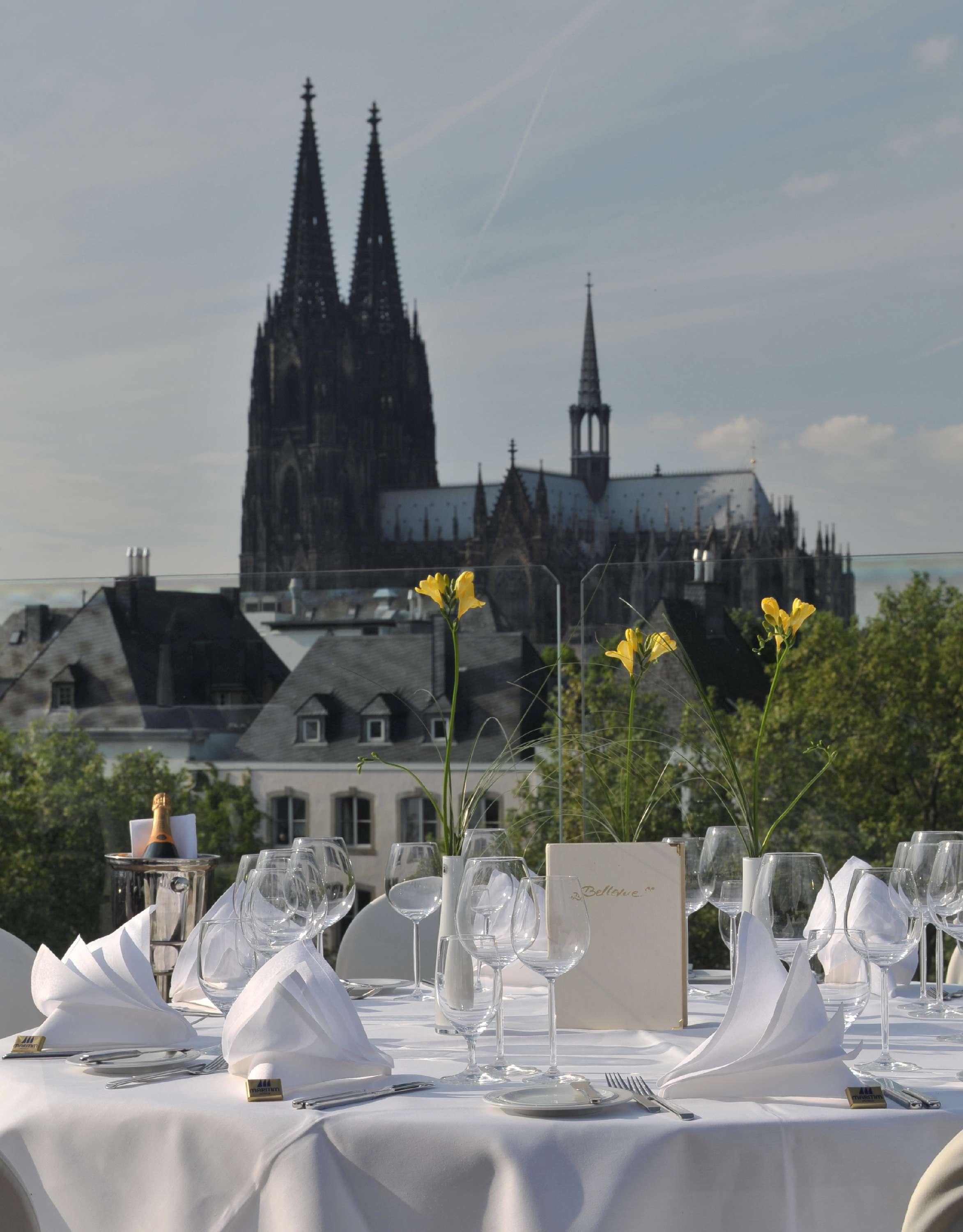 Maritim Hotel Koln Ngoại thất bức ảnh The view of the Cologne Cathedral from the terrace of the Hotel Bella Vista