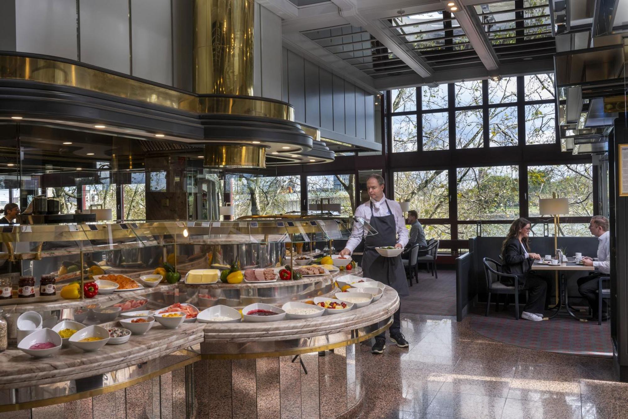 Maritim Hotel Koln Ngoại thất bức ảnh Breakfast buffet at the hotel