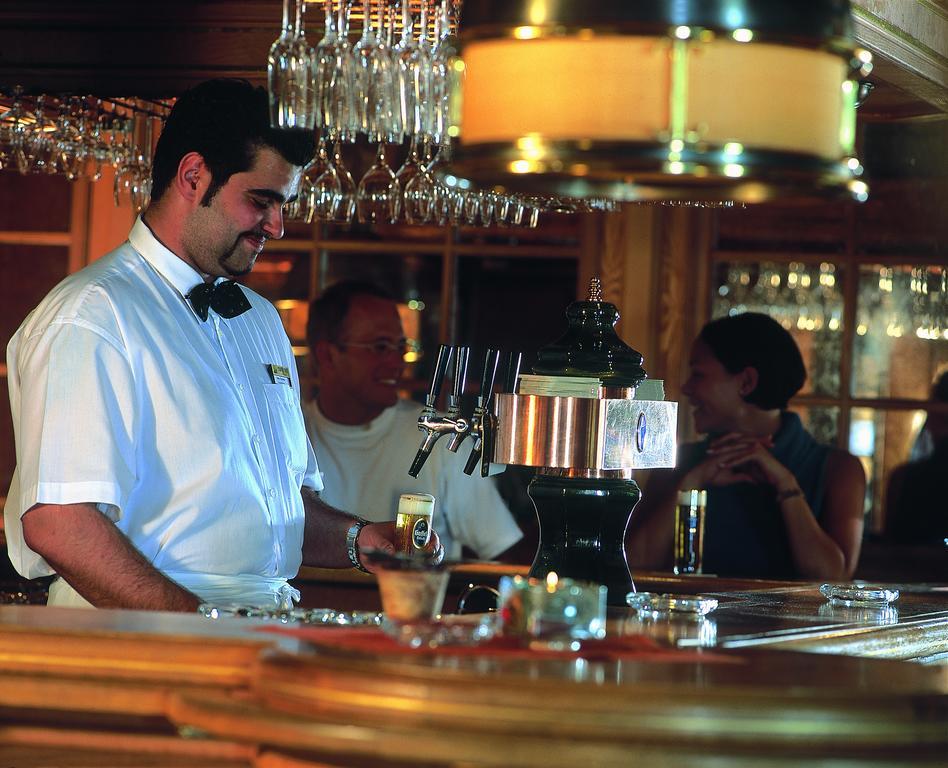 Maritim Hotel Koln Ngoại thất bức ảnh Barman at work